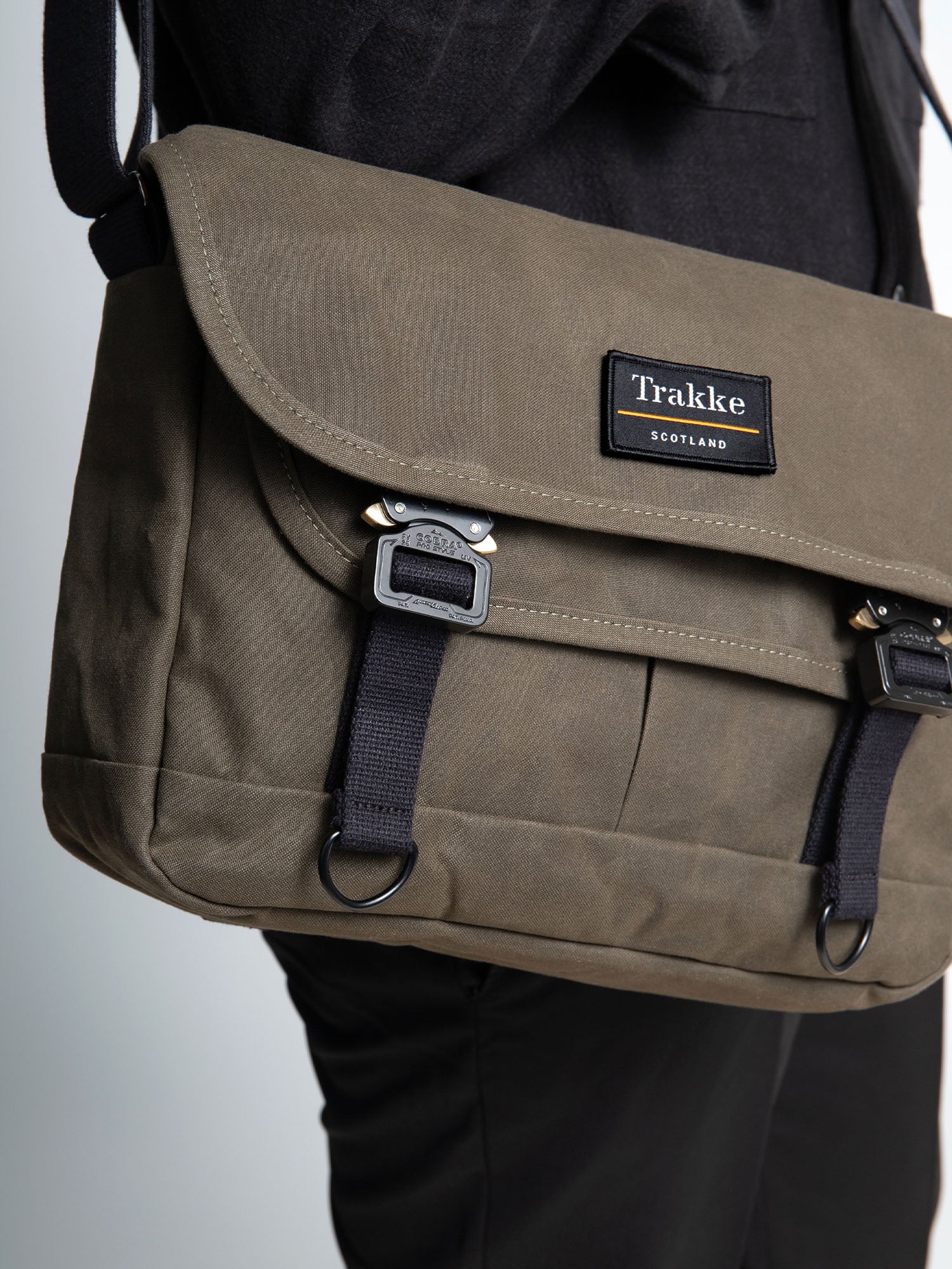 Waxed canvas discount messenger bag uk